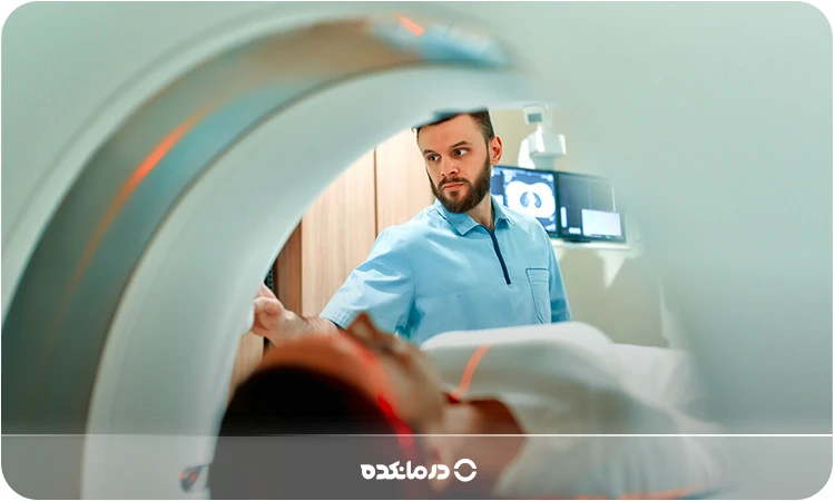 تصویر یک پزشک در حال MRI مربوط به مغز