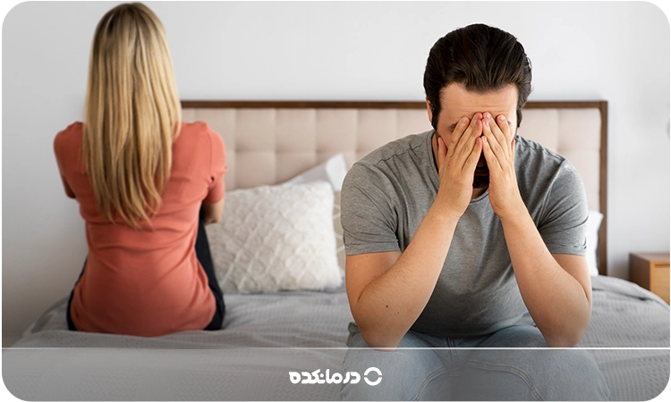 تصویر یک آقا که با ناراحتی گوشهای نشسته یا با ناراحتی به پارتنر خود نگاه میکند