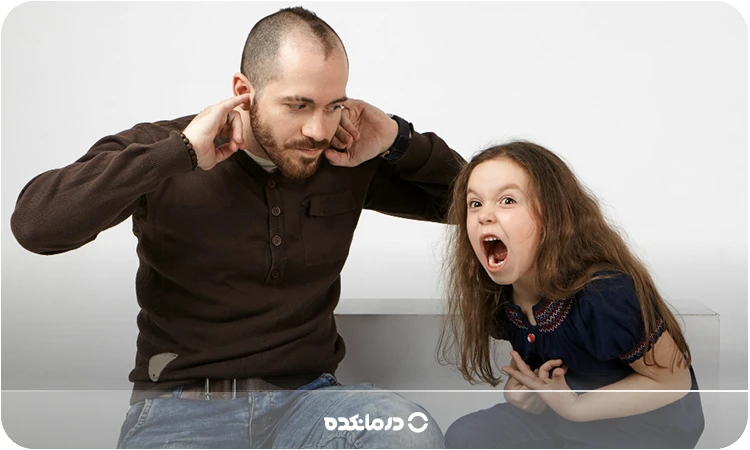 تصویر کودکی در حال فریاد زدن در کنار پدر