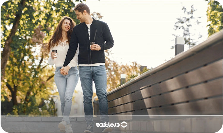 تصویر یک زن و مرد خوشحال در حال راه رفتن در خیابان