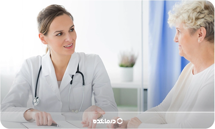 تصویر پزشک در حال معاینه با بیمار