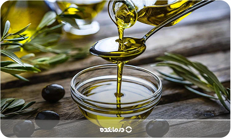تصویری از ریختن روغن زیتون درون قاشق