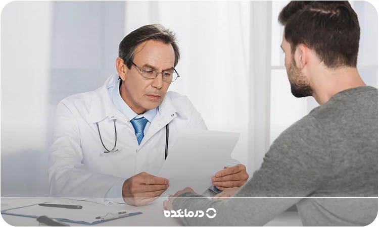 تصویر یک پزشک در حال خواندن آزمایش