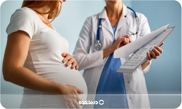 تصویر یک زن باردار در مطب دکتر زنان را میبینید