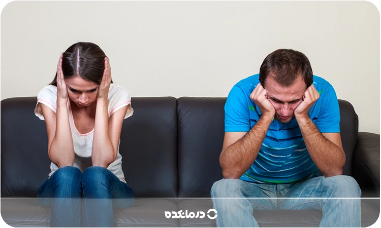 تصویری از زن و مردی که با ناراحتی کنار هم نشستهاند