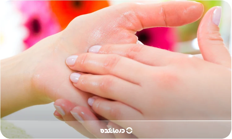 آلت: تصویری از نوازش و حرکت نرم روی کف دست
