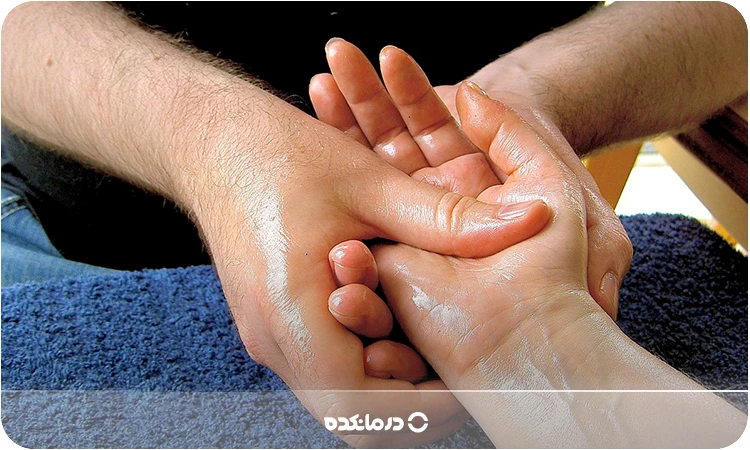 آلت: تصویری از ماساژ ناحیه عضلانی کنار شست (تنار)
