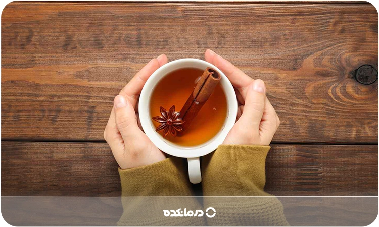  تصویر یک فنجان دمنوش دارچین را می‌بینید