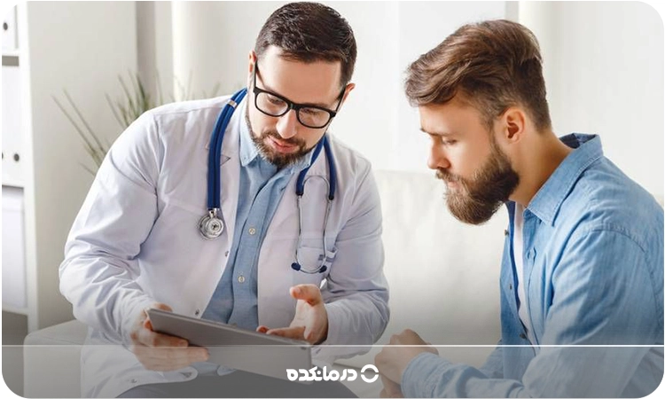 تصویر یک مرد در مطب پزشک را می‌بینید