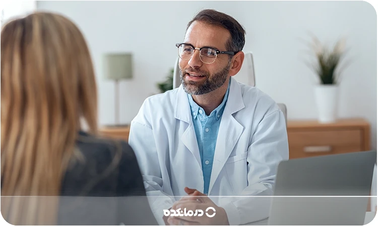 تصویر یک بیمار در حال صحبت کردن با دکتر اعصاب و روان را میبینید