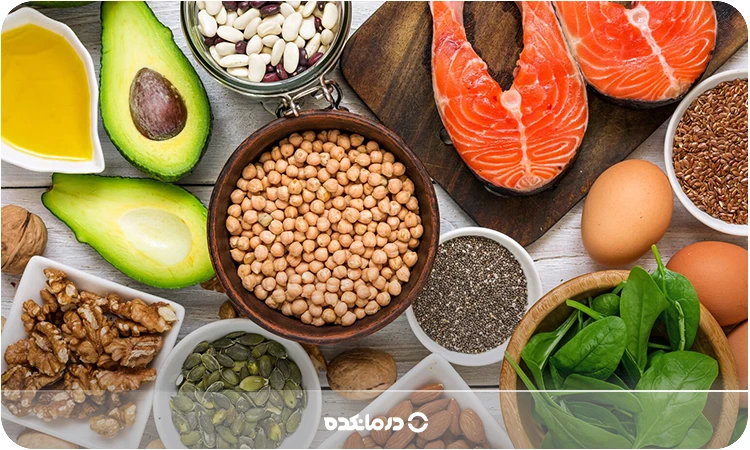 تصویری از مواد غذایی مفید برای گرفتگی رگهای قلب مانند ماهی، آووکادو، گرد، تخمه کدو و اسفناج را میبینید