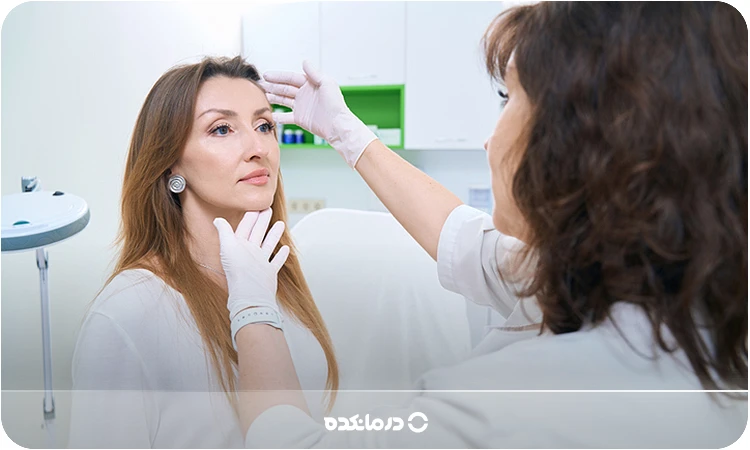 تصویر یک زن جوان در مطب متخصص پوست را می‌بینید