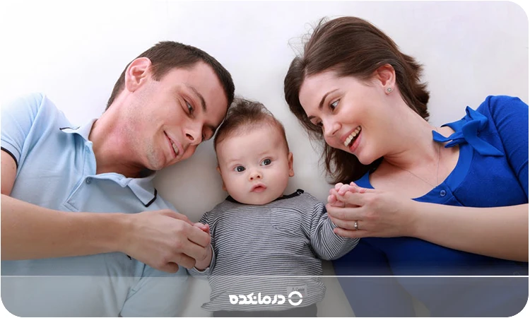 تصویر یک زوج جوان در کنار یک نوزاد را میبینید