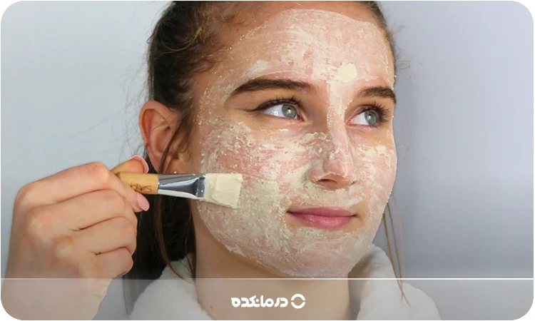 تصویر فردی که ماسک جو دوسر روی صورت خود گذاشته است