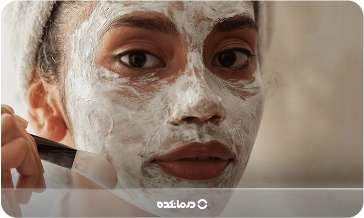  تصویر یک خانم که ماسک خمیری سفید روی پوست صورتش گذاشته را می‌بینید