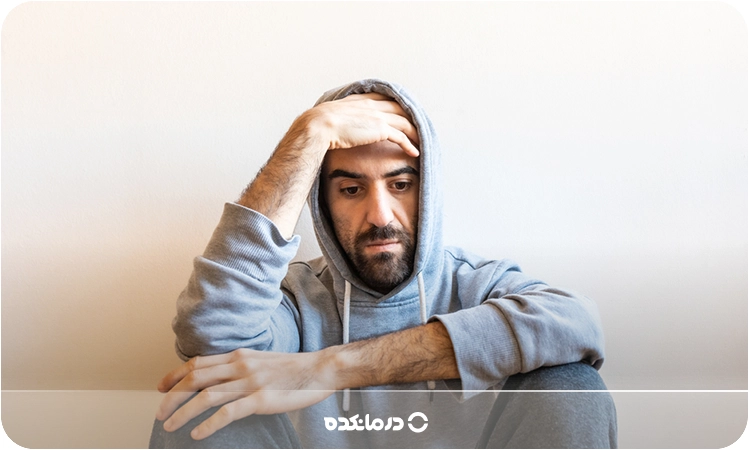 تصویری از یک مرد ناراحت را میبینید