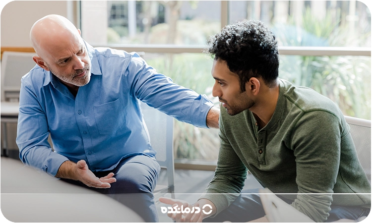 تصویر یک مرد در حال صحبت با روانشناس را میبینید