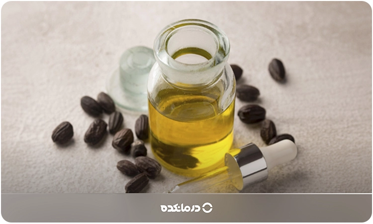 تصویر یک شیشه روغن کرچک را میبینید