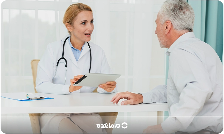 تصویر یک خانم در حال صحبت با پزشک را می بینید