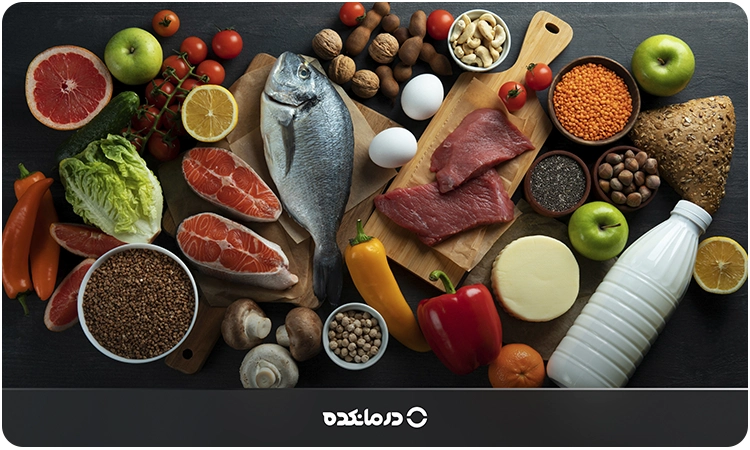 تصویر غذاهای سالم از جمله ماهی، موز، گوجهفرنگی و سبزیجات برگدار را می بینید