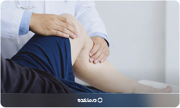 تصویر پزشک در حال معاینه ساق پا