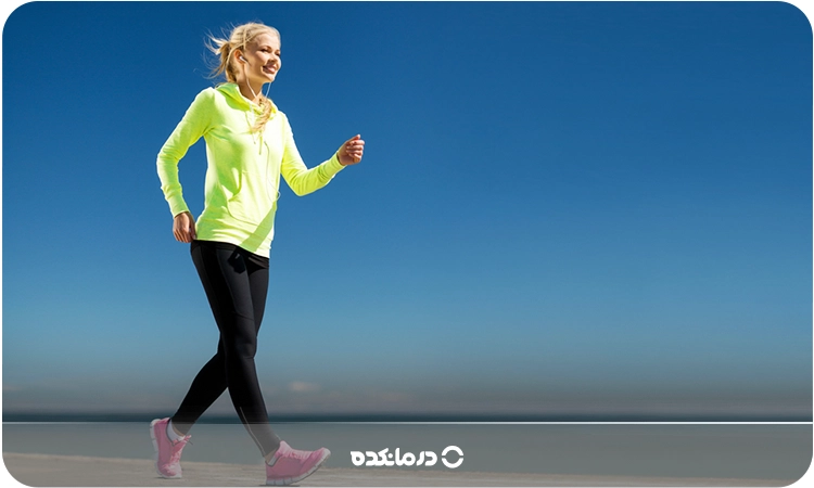 تصویر فردی که با سرعت پیادهروی میکند را می بینید