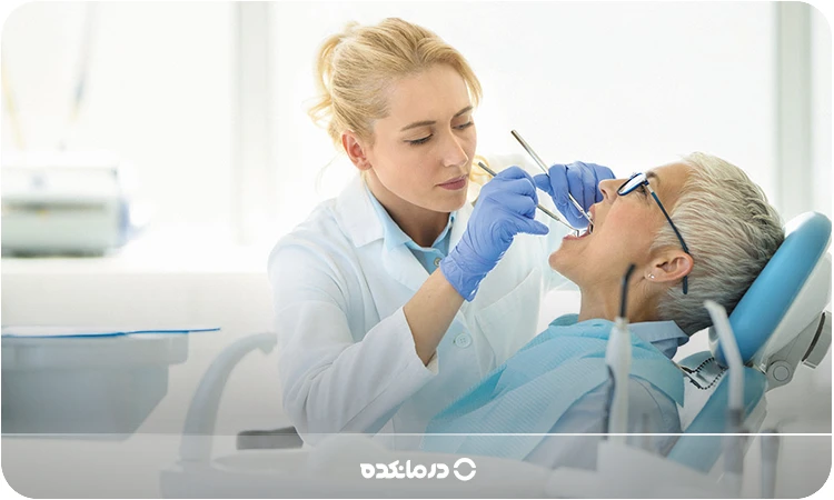 تصویر یک بیمار در مطب دندانپزشک را می بینید