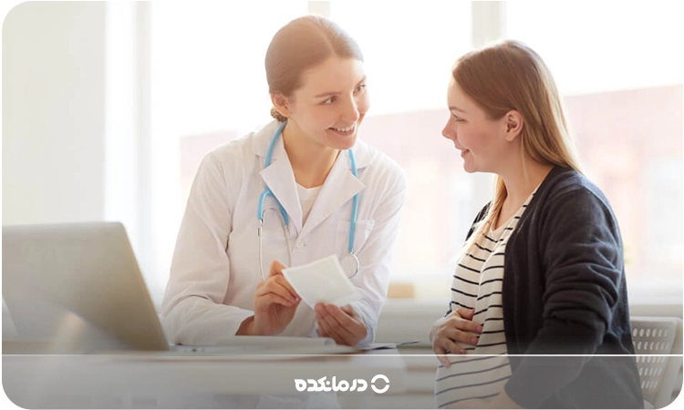تصویر یک زن باردار در مطب پزشک را می بینید