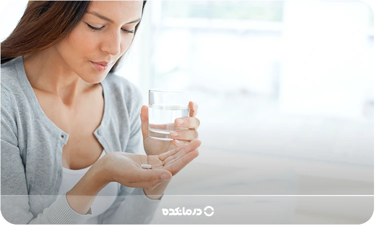 تصویر فردی که در حال خوردن قرص سیر است را می بینید
