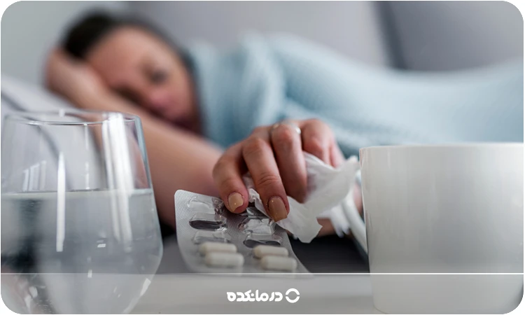 تصویر فردی که سرماخورده و قرص سیر مصرف می‌کند را می بینید