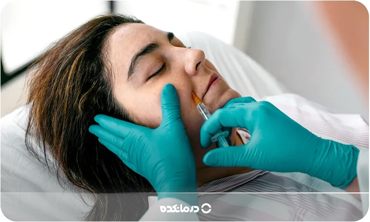 تصویری از تزریق بوتاکس به خط خنده را میبینید