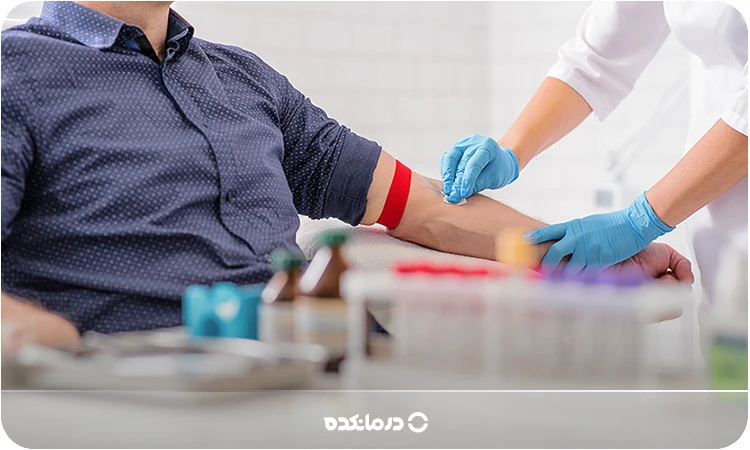 تصویر گرفتن آزمایش خون از دست یک آقا را می بینید