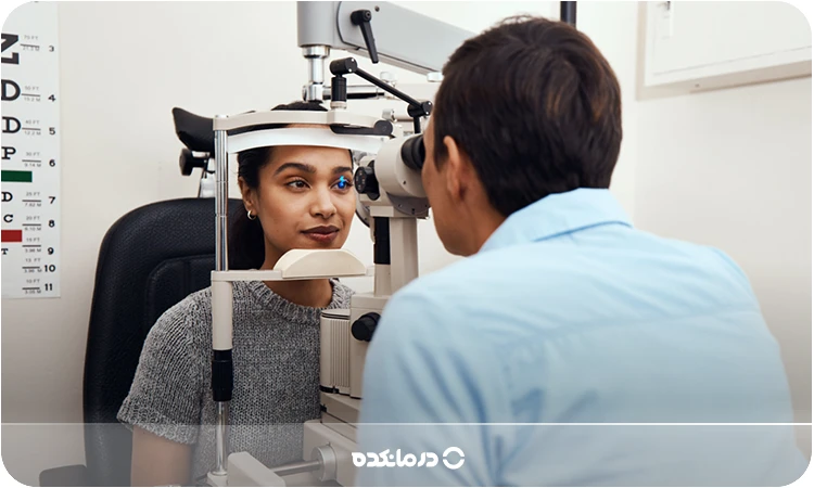 تصویر معاینه چشم توسط چشمپزشک با استفاده از دستگاه مخصوص را می بینید