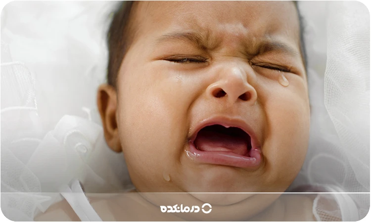 تصویر یک نوزاد در حال گریه کردن را می بینید
