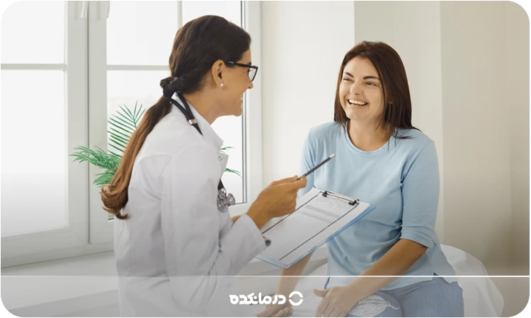 تصویر یک زن در مطب پزشک را می بینید