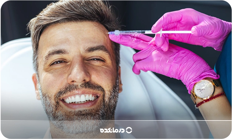تصویر فردی که پزشک به پیشانی او بوتاکس تزریق می‌کند