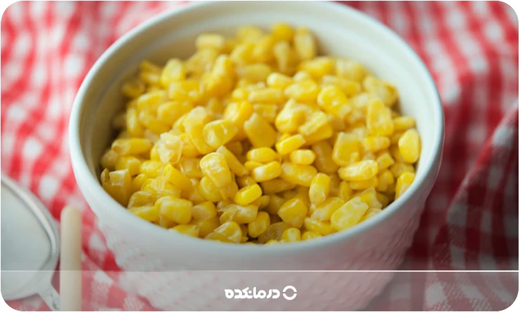 تصویری از یک کاسه ذرت پختهشده را می بینید
