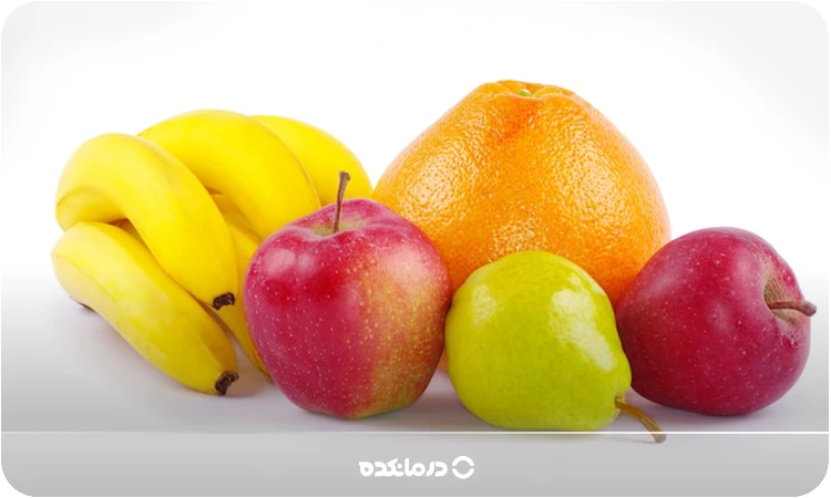 تصویر تعدادی از میوههای مفید برای بواسیر مانند موز، سیب و گلابی در کنار هم را می بینید