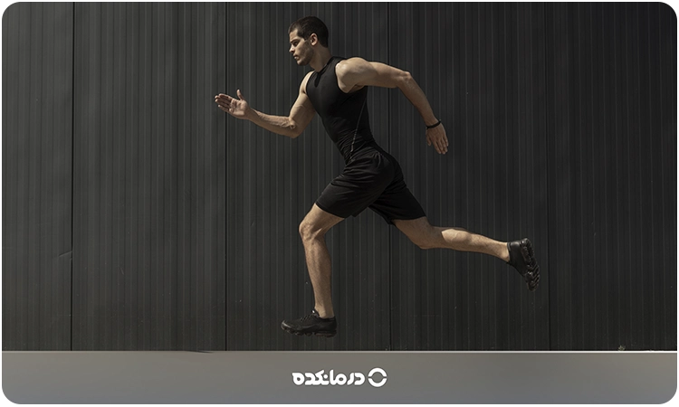 تصویر یک آقا در حال دویدن را میبینید