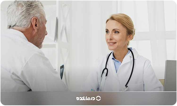 تصویر فردی در حال صحبت با پزشک را می‌بینید