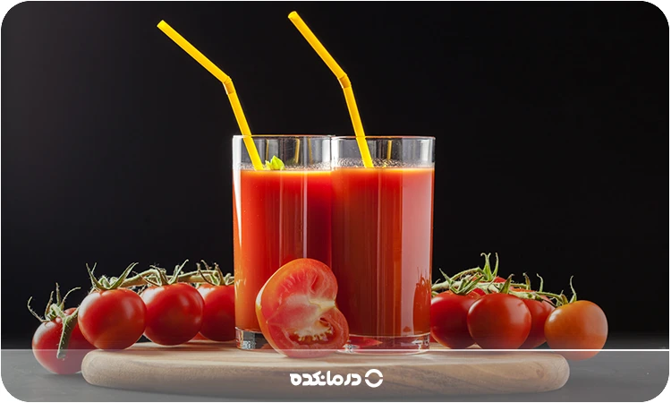 تصویر یک لیوان آب گوجهفرنگی را می بینید