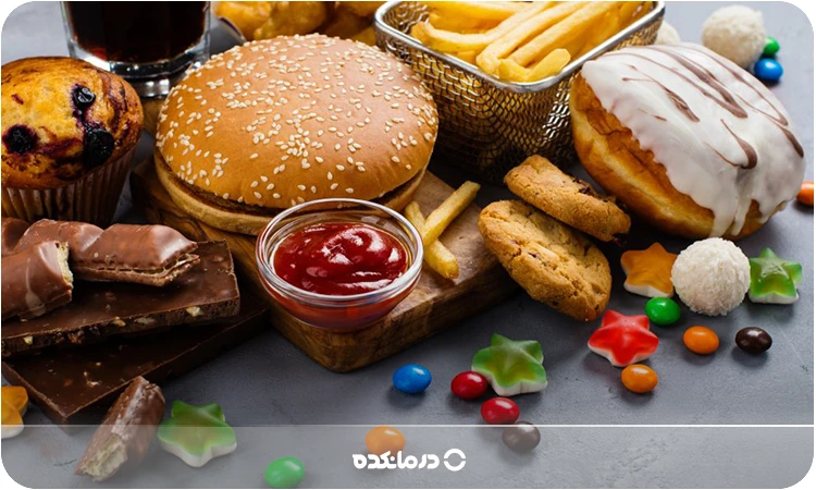 تصویر غذاهای شیرین و ناسالم مثل کیک، بیسکویت و شیرینی را می بینید