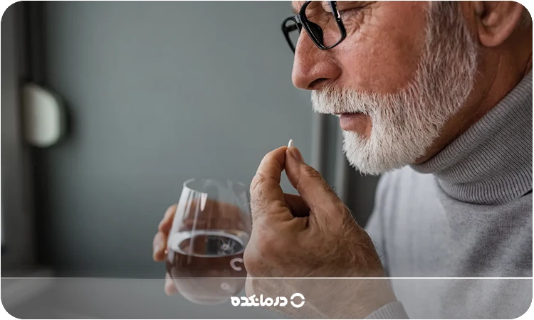 تصویر یک فرد میانسال در حال خوردن مکمل را می بینید