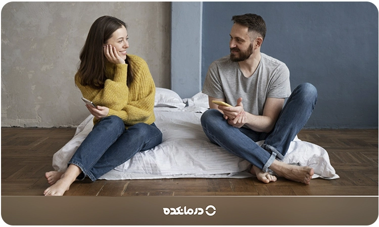 تصویر زن و مردی که با صمیمیت کنار هم نشستهاند و حرف میزنند را می بینید