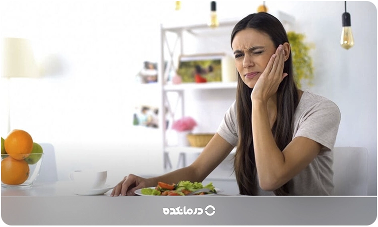 تصویر فردی که در زمان جویدن غذا دچار درد شده است.