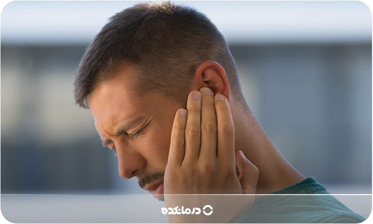 تصویر یک فرد مبتلا به گوش‌درد را می بینید
