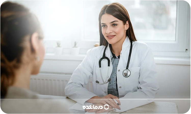 تصویر یک بیمار در مطب پزشک را می بینید
