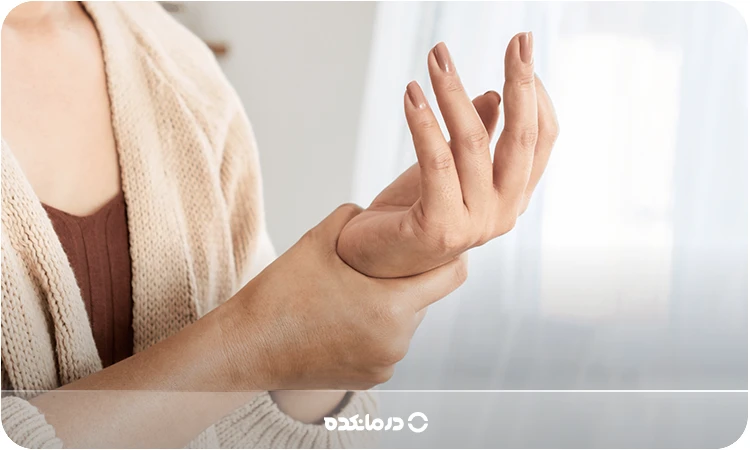 تصویر خانمی که دستش بی حس شده و درد دارد را می بینید