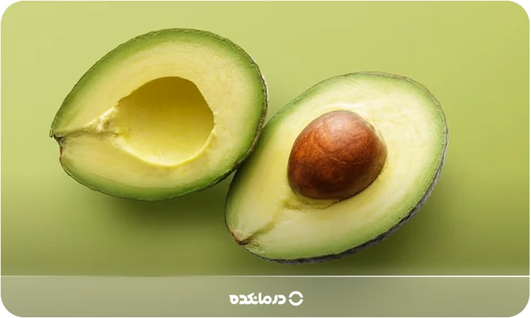 تصویر آووکادو نصفشده را می بینید