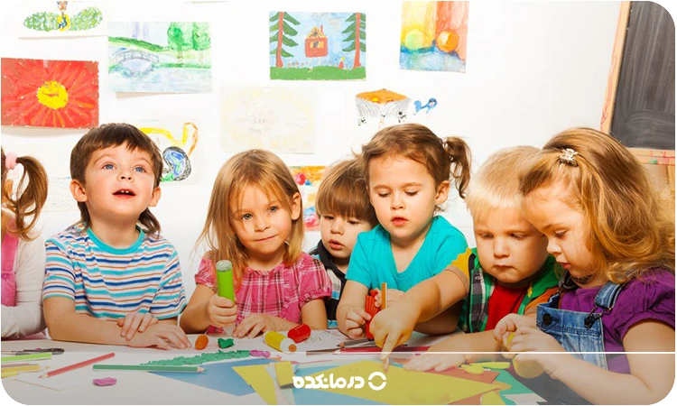تصویر تعدادی کودک در مهد کودک را می بینید
